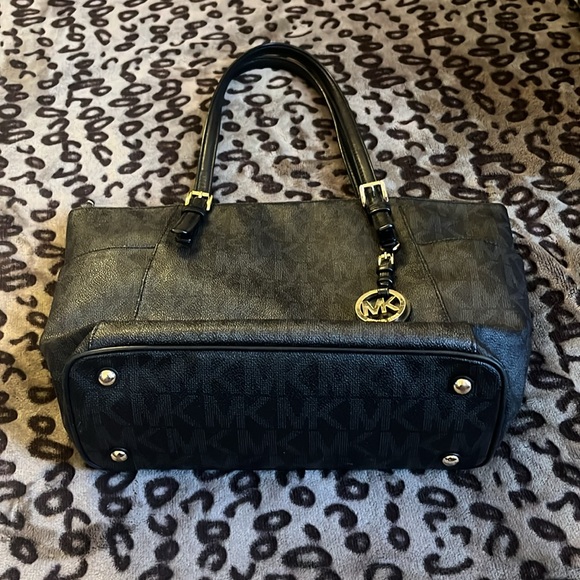 Michael Kors purse 🖤 - Picture 2 of 3